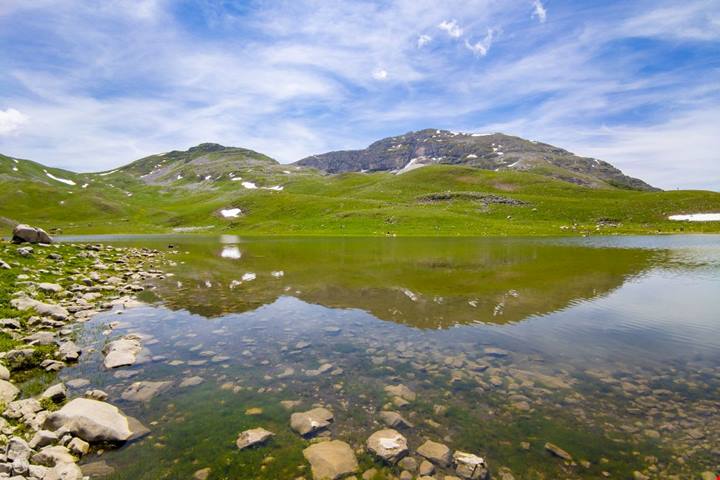 A quasi 1800 metri d'altezza sugli Appennini del Lazio c'è il piccolo lago che 50 anni fa divenne improvvisamente famoso