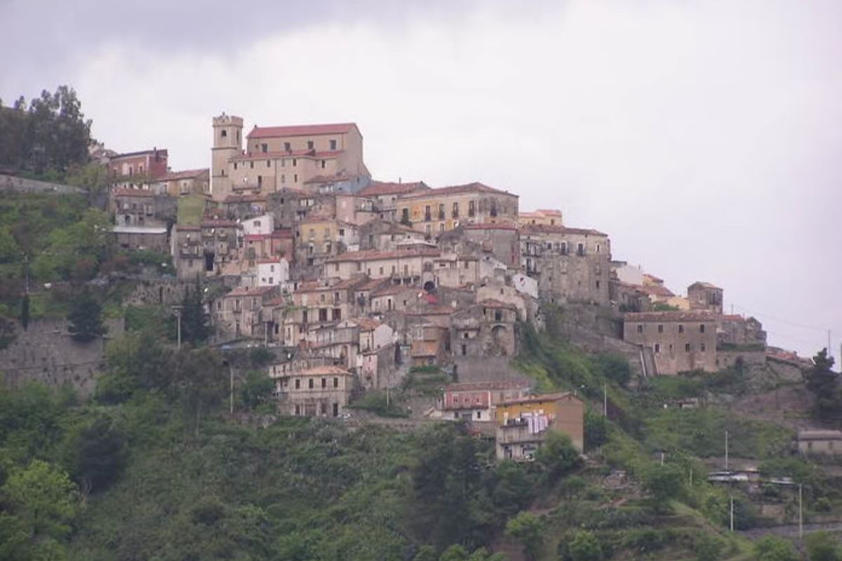 Dal 2015 qui è vietato morire: la strana legge che ha reso famoso un paesino nel cuore della Calabria