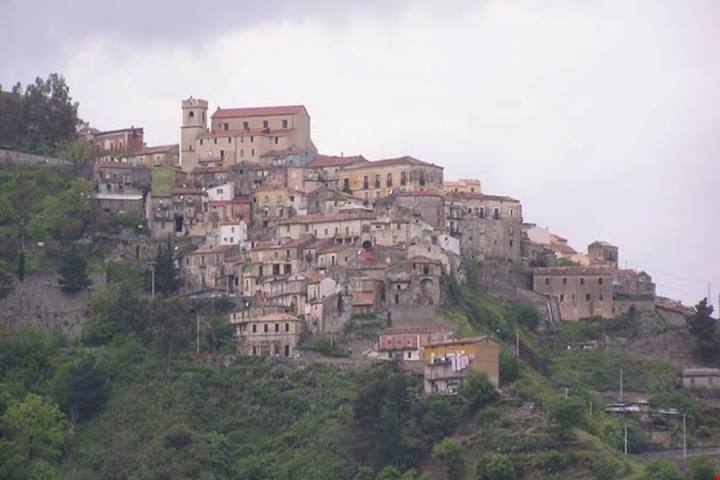 Dal 2015 qui è vietato morire: la strana legge che ha reso famoso un paesino nel cuore della Calabria