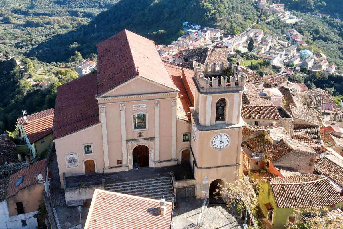 Dal 2015 qui è vietato morire: la strana legge che ha reso famoso un paesino nel cuore della Calabria