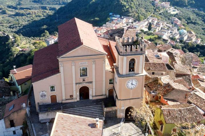 Dal 2015 qui è vietato morire: la strana legge che ha reso famoso un paesino nel cuore della Calabria