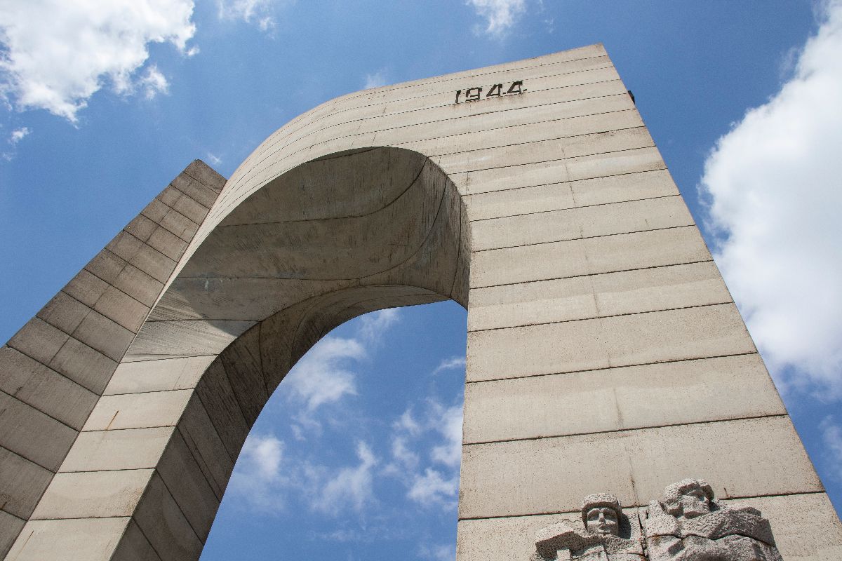 Il monumento ai caduti di guerra che sembra uscito da Stranger Things