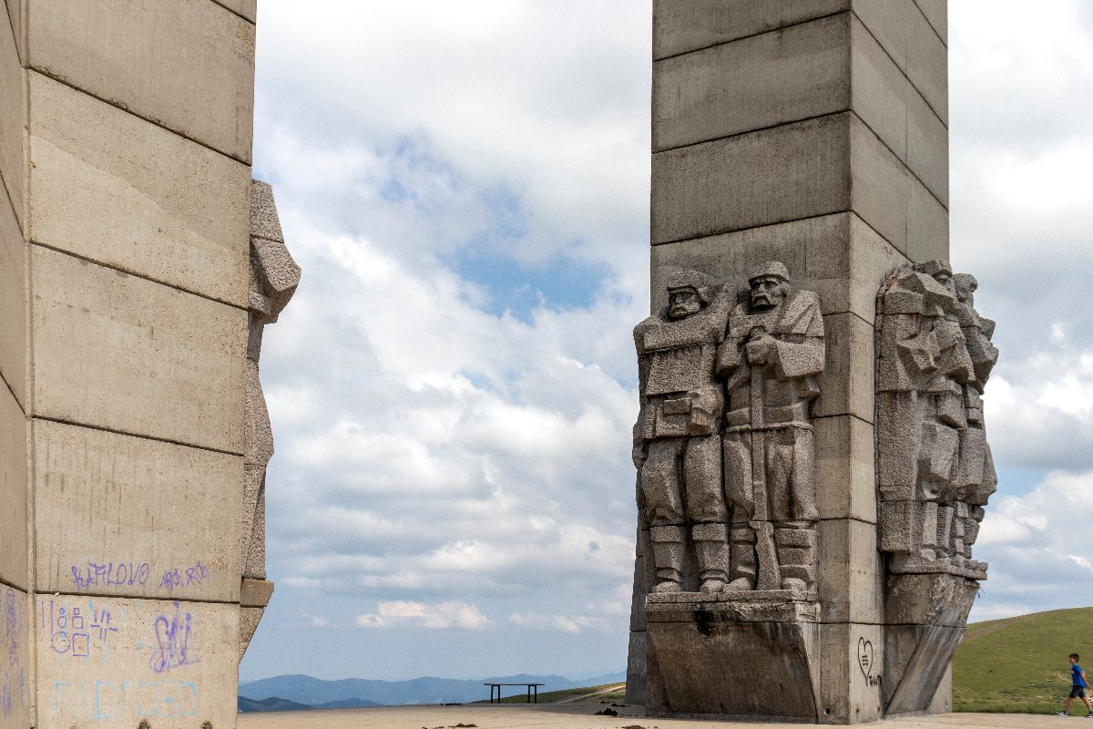 Il monumento ai caduti di guerra che sembra uscito da Stranger Things