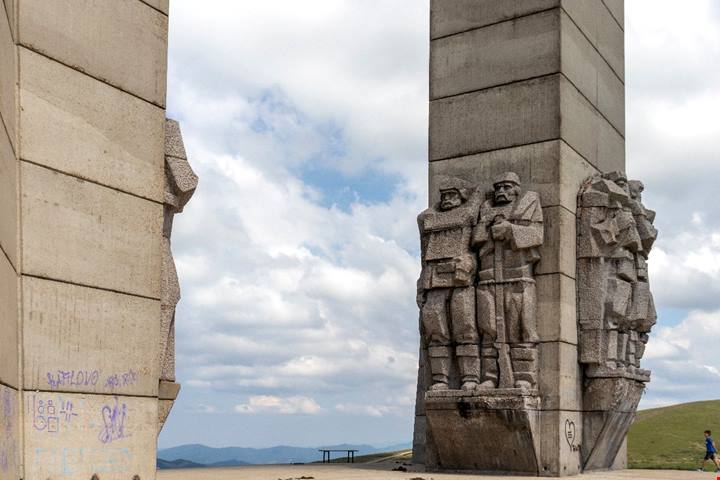 Il monumento ai caduti di guerra che sembra uscito da Stranger Things