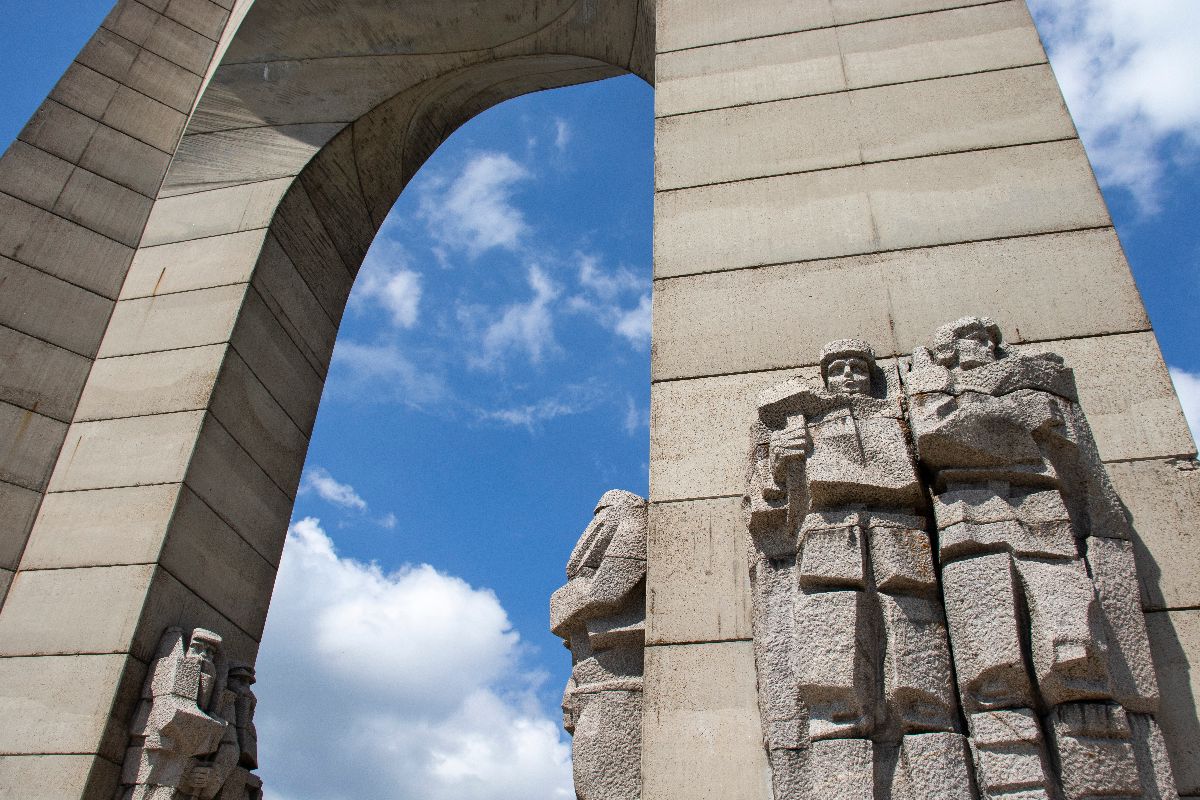 Il monumento ai caduti di guerra che sembra uscito da Stranger Things