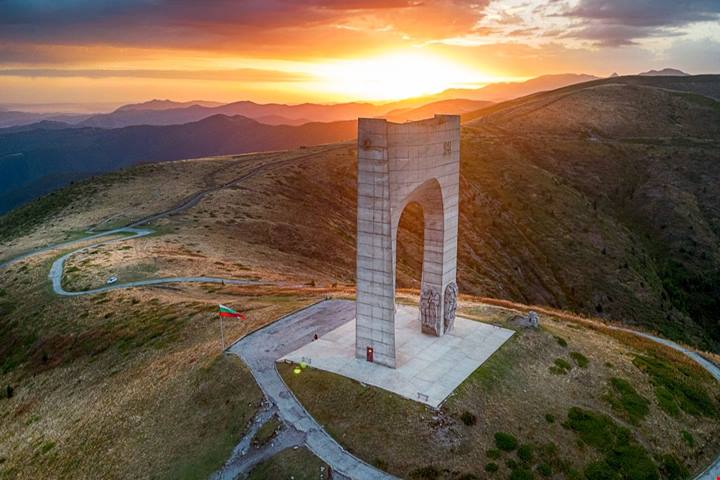 Il monumento ai caduti di guerra che sembra uscito da Stranger Things