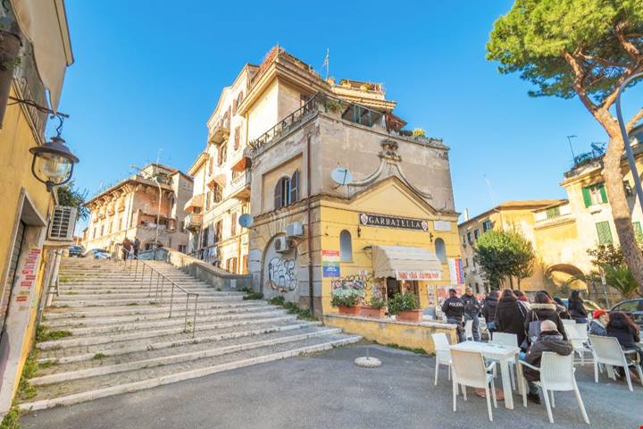 È il quartiere dei Cesaroni: il simbolo di una Roma popolare che oggi rivive attraverso la TV