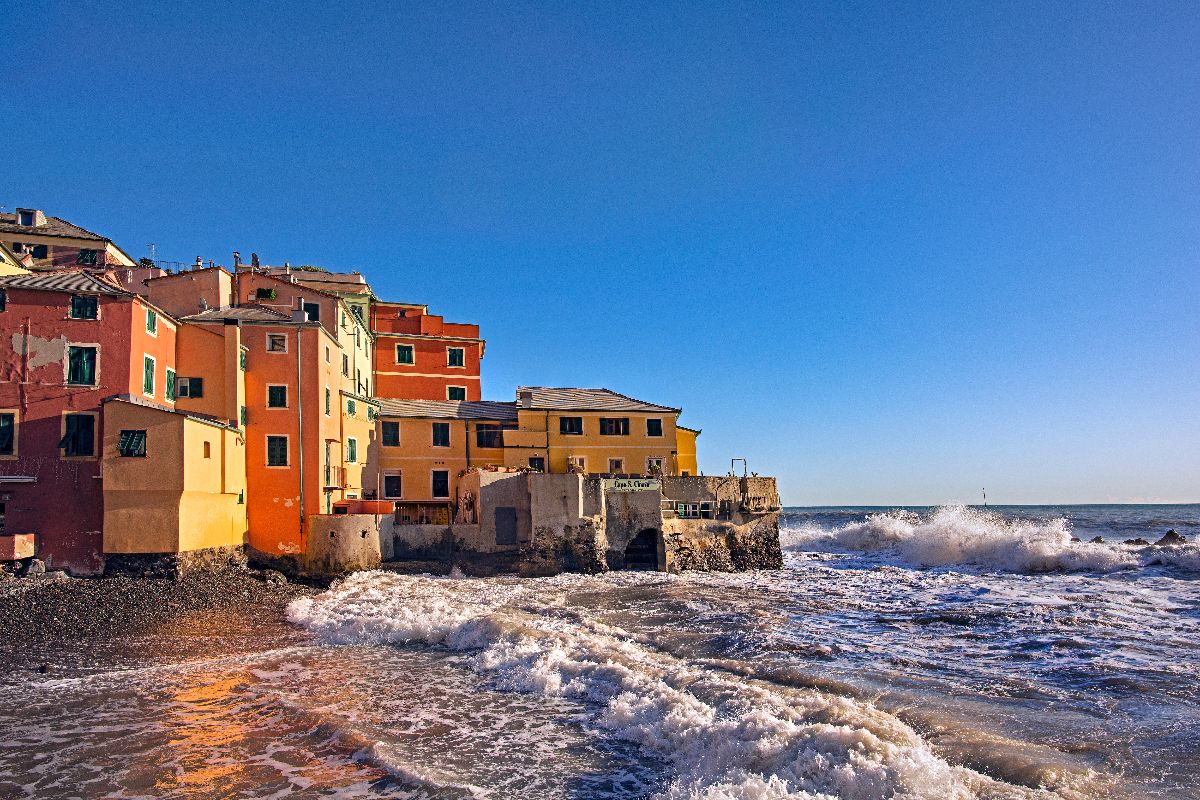 È il quartiere più colorato della città: le sue casette vista mare ti regalano un'atmosfera unica in Italia
