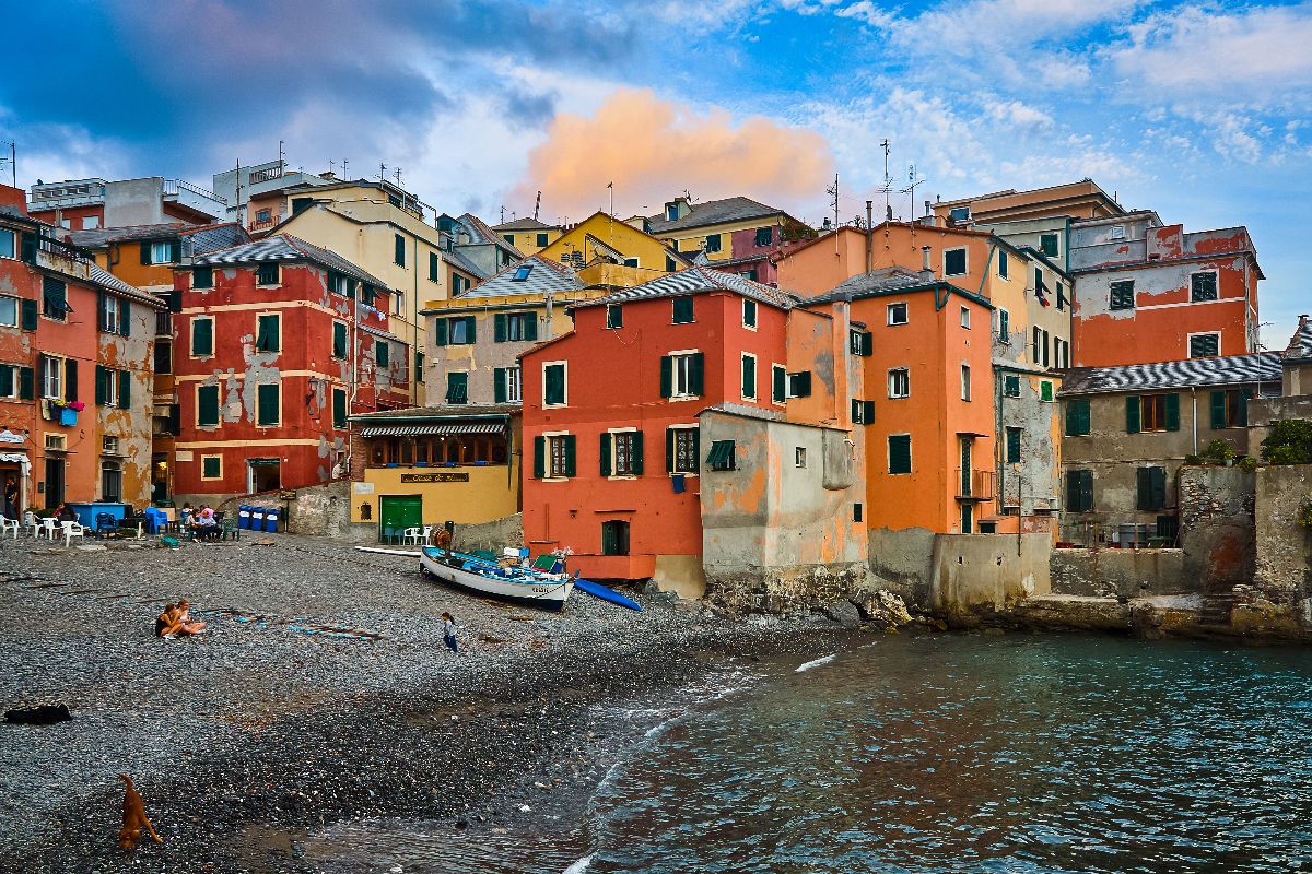 È il quartiere più colorato della città: le sue casette vista mare ti regalano un'atmosfera unica in Italia