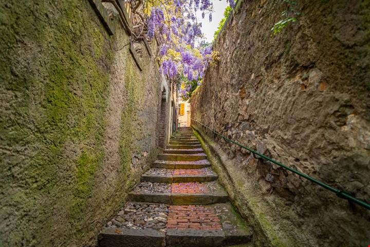 È il quartiere più colorato della città: le sue casette vista mare ti regalano un'atmosfera unica in Italia