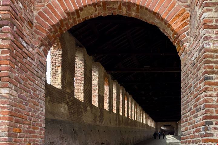 Lunga 164 metri e larga 7: l'incredibile strada 'dentro i muri' che potevano percorrere solo i re