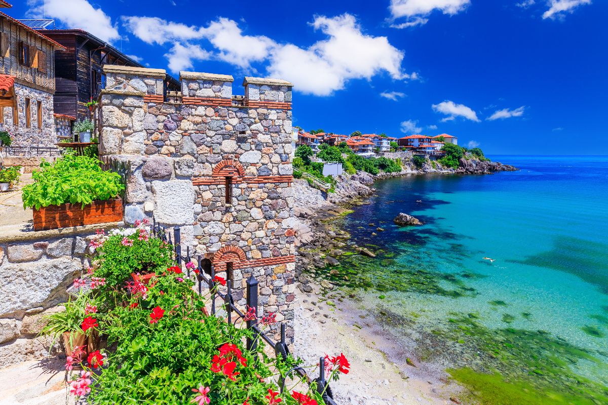 Dalle case in legno alle spiagge d'autore: qui la tua vacanza di mare ha tutto un altro sapore (e prezzo)