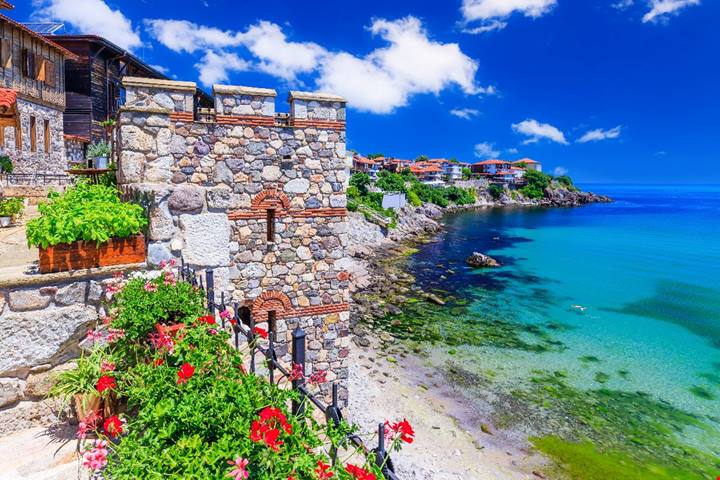 Dalle case in legno alle spiagge d'autore: qui la tua vacanza di mare ha tutto un altro sapore (e prezzo)