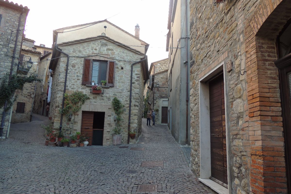 Cicli geologici, affreschi e i pugnaloni: tra Lazio e Umbria per scoprire il borgo più originale della primavera