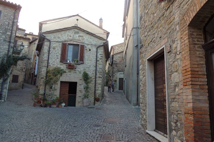 Cicli geologici, affreschi e i pugnaloni: tra Lazio e Umbria per scoprire il borgo più originale della primavera