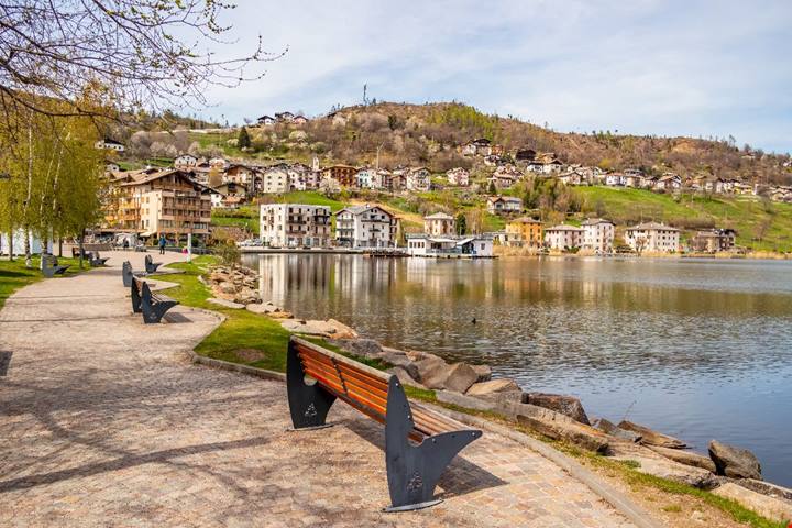 È uno dei 20 borghi più belli d'Italia, ed è il luogo perfetto per vivere tutte le sfumature della montagna