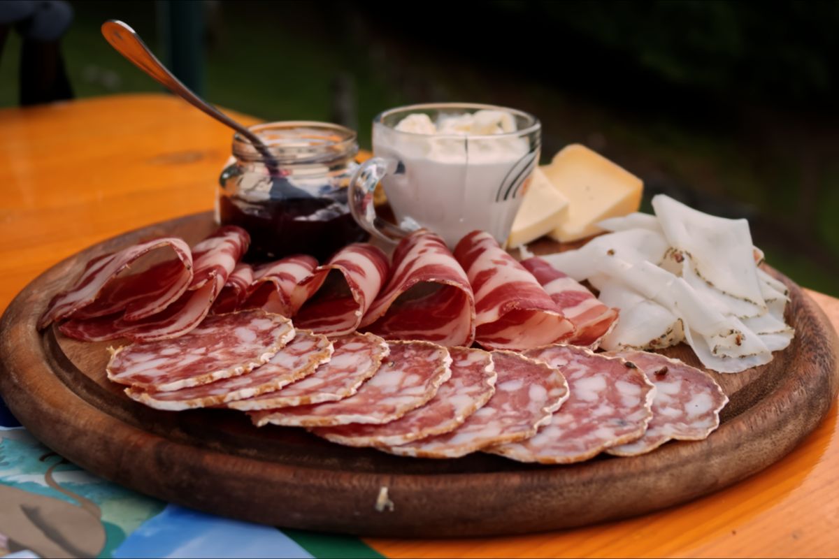 Non è un'osteria e nemmeno un ristorante, ma qui si mangia all'insegna della vera tradizione del Carso