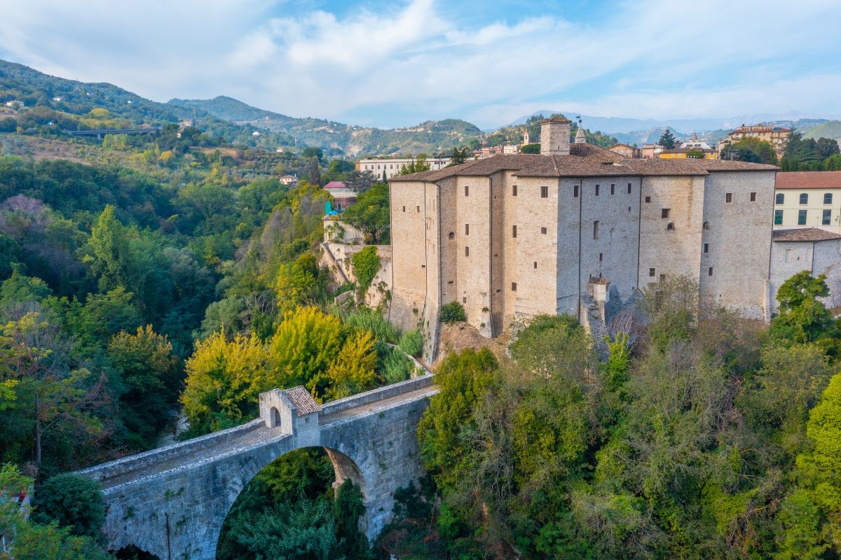 La chiamano la Città delle 100 torri: i suoi vicoli in travertino ti faranno venir voglia di scoprirla al più presto