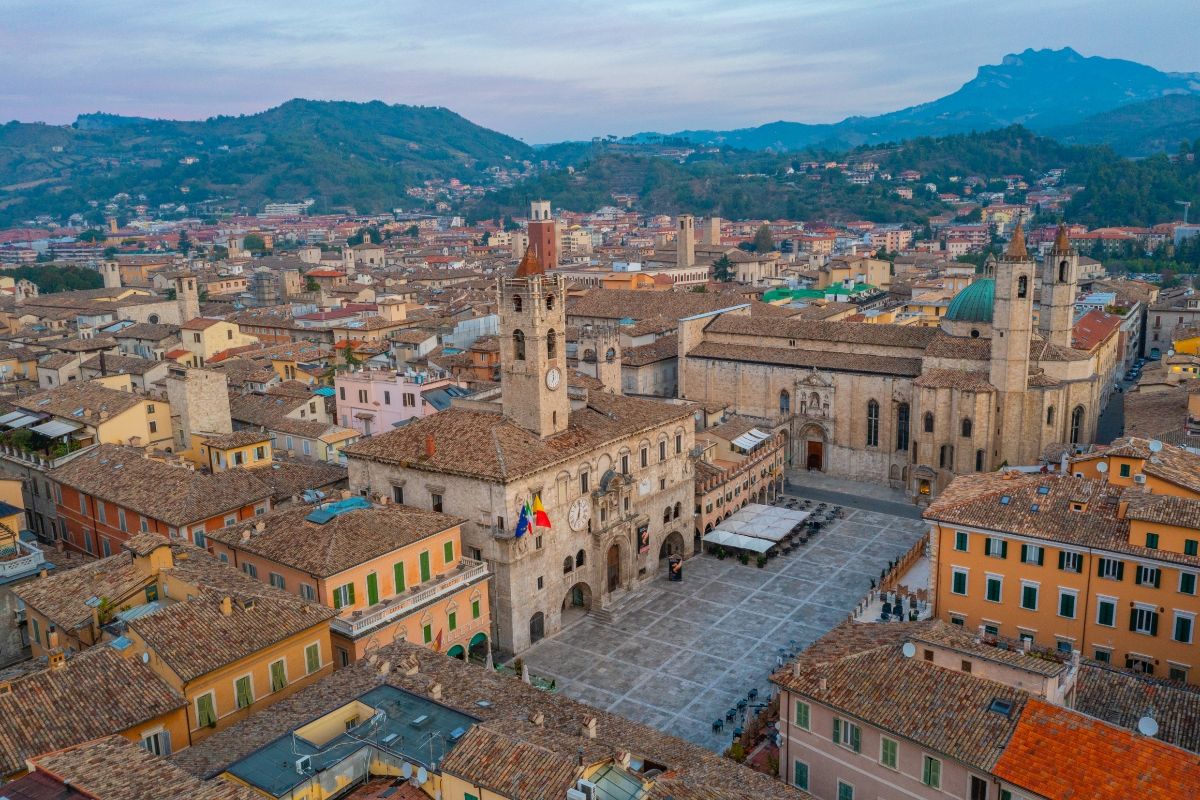 La chiamano la Città delle 100 torri: i suoi vicoli in travertino ti faranno venir voglia di scoprirla al più presto