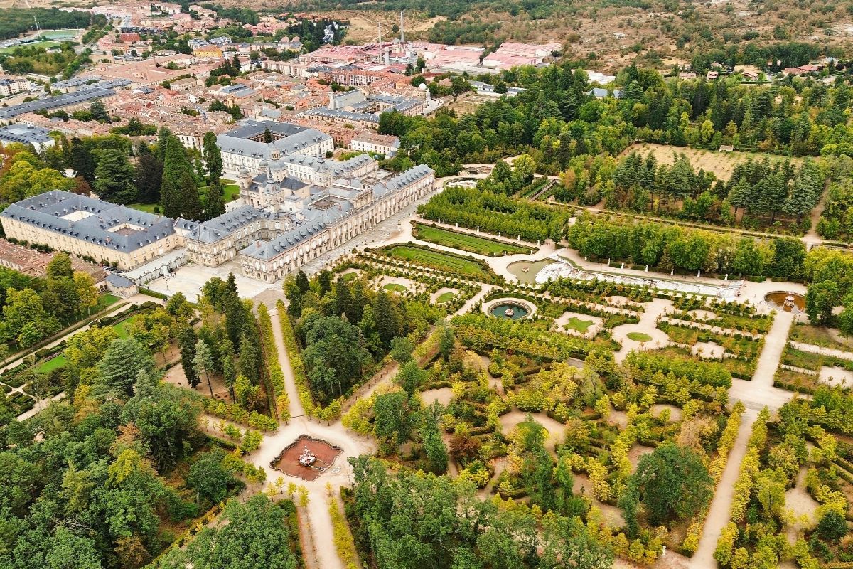 Anche in Spagna c'è una reggia delle meraviglie: è chiamata la Piccola Versailles, ma qui tutto parla italiano