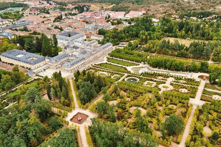 Anche in Spagna c'è una reggia delle meraviglie: è chiamata la Piccola Versailles, ma qui tutto parla italiano