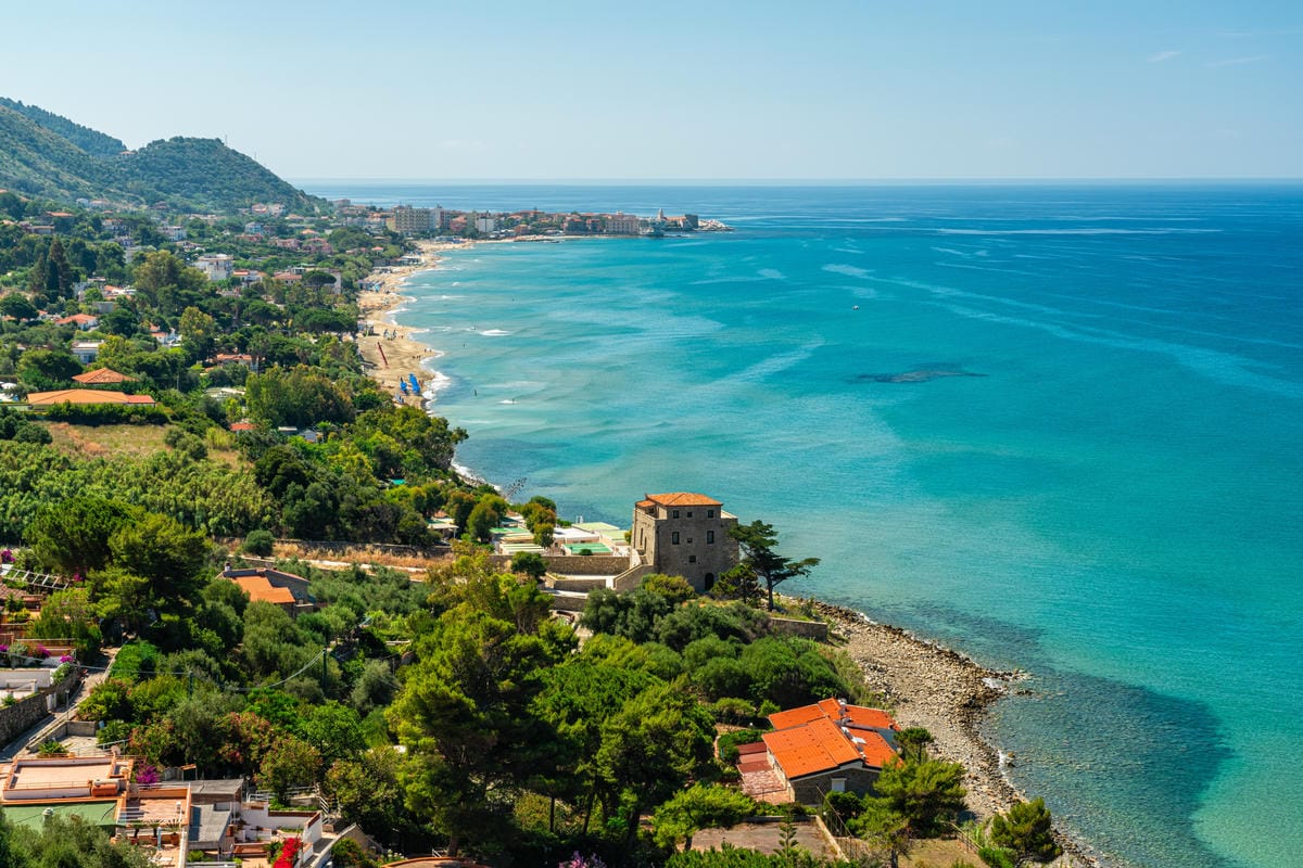 Non solo Positano: 7 borghi sul mare dove l’estate costa meno e si respira ancora l’Italia vera