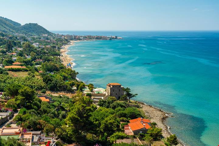 Non solo Positano: 7 borghi sul mare dove l’estate costa meno e si respira ancora l’Italia vera