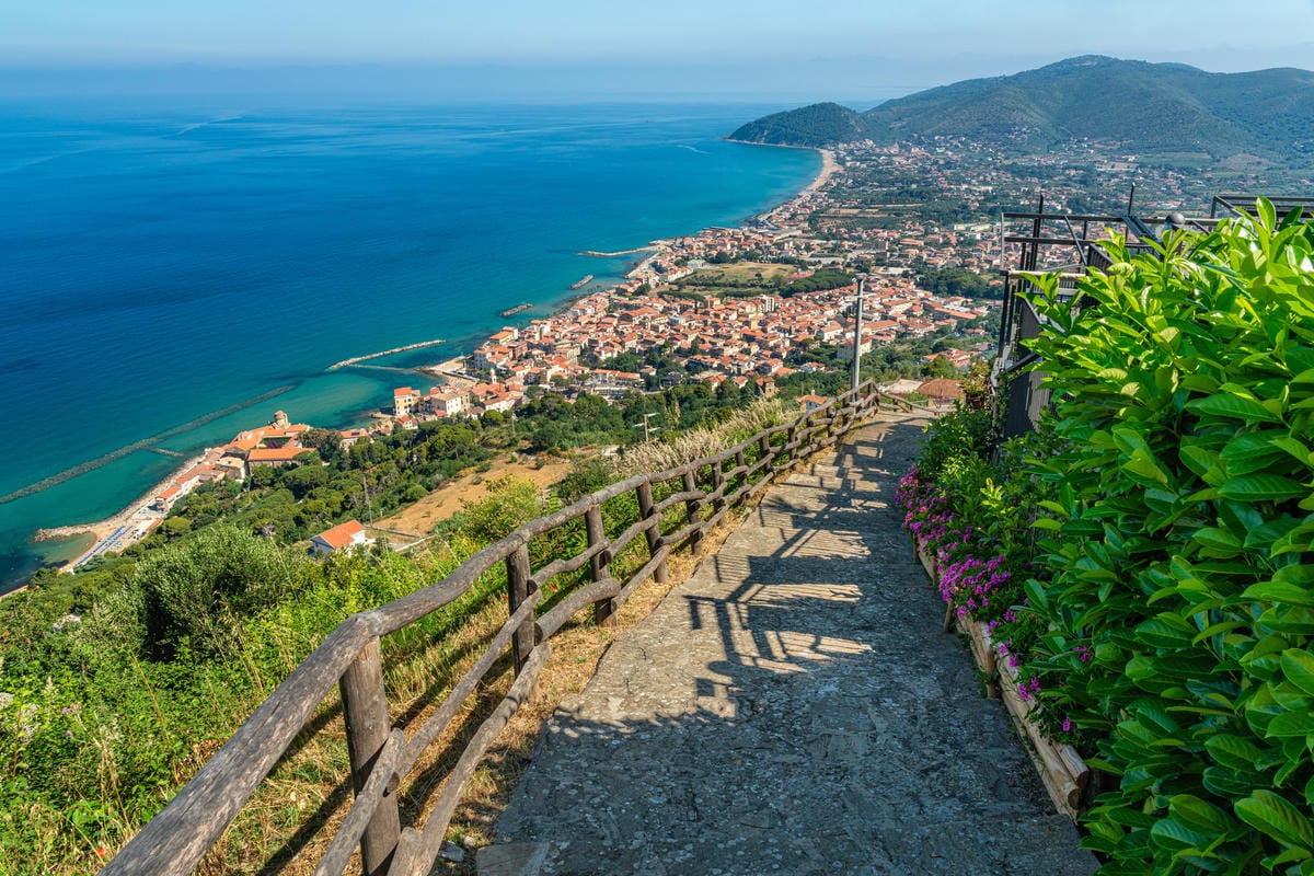 Non solo Positano: 7 borghi sul mare dove l’estate costa meno e si respira ancora l’Italia vera
