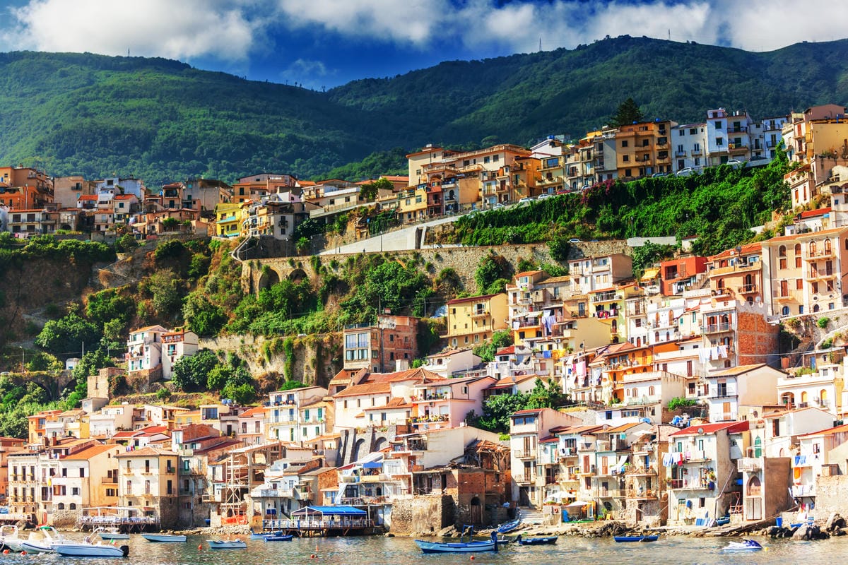 Non solo Positano: 7 borghi sul mare dove l’estate costa meno e si respira ancora l’Italia vera
