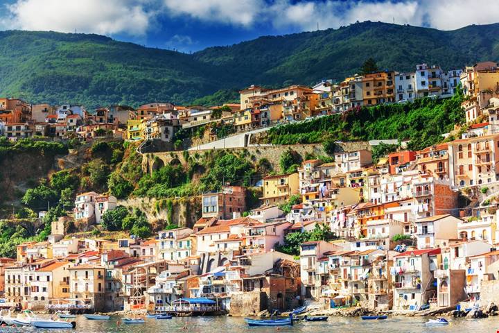 Non solo Positano: 7 borghi sul mare dove l’estate costa meno e si respira ancora l’Italia vera