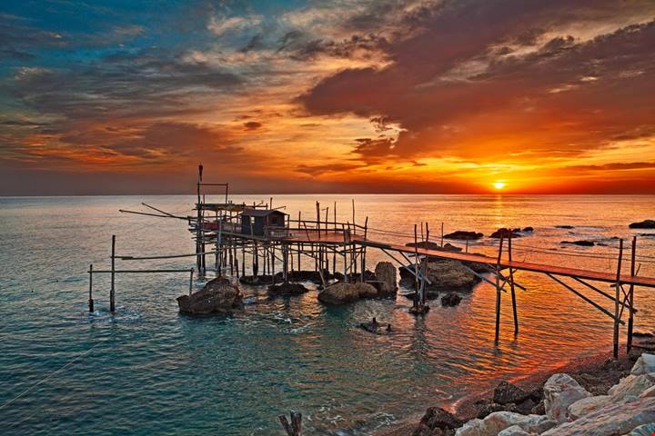 Non solo Positano: 7 borghi sul mare dove l’estate costa meno e si respira ancora l’Italia vera