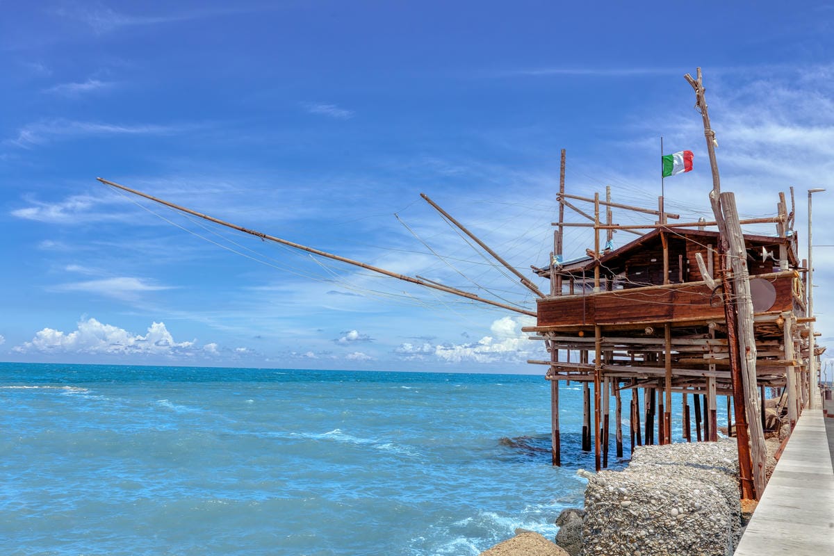 Non solo Positano: 7 borghi sul mare dove l’estate costa meno e si respira ancora l’Italia vera