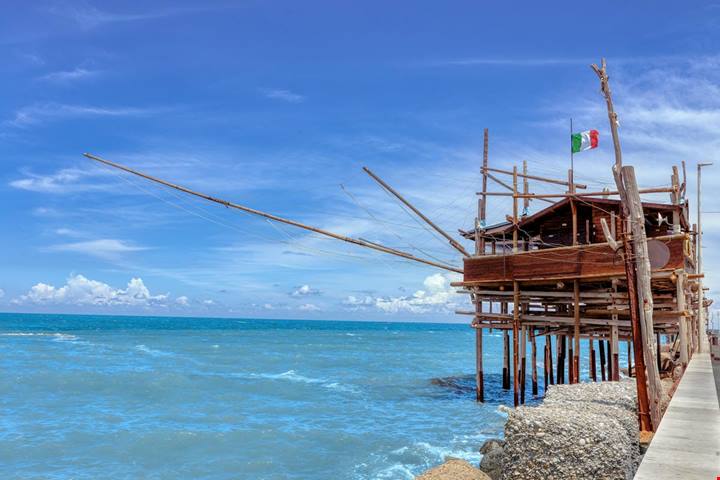 Non solo Positano: 7 borghi sul mare dove l’estate costa meno e si respira ancora l’Italia vera