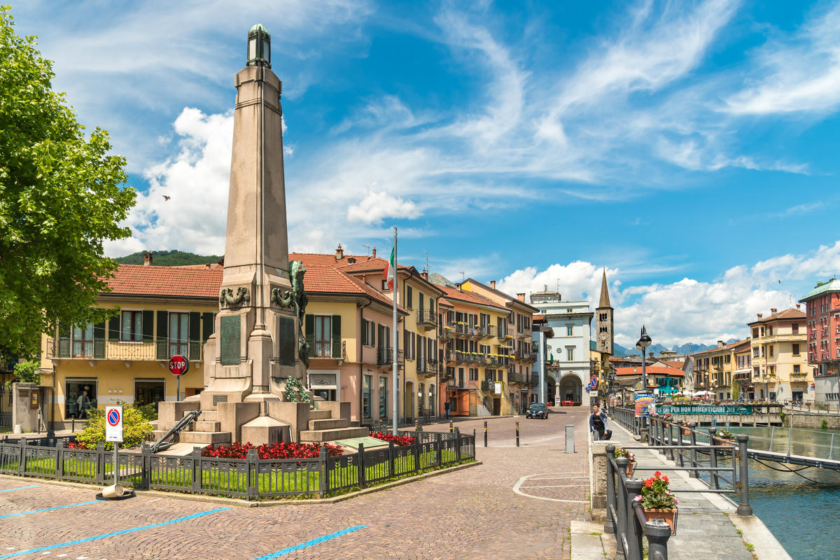 Non tutti conoscono questo borgo sul lago, ma a giugno è una meraviglia da non perdere