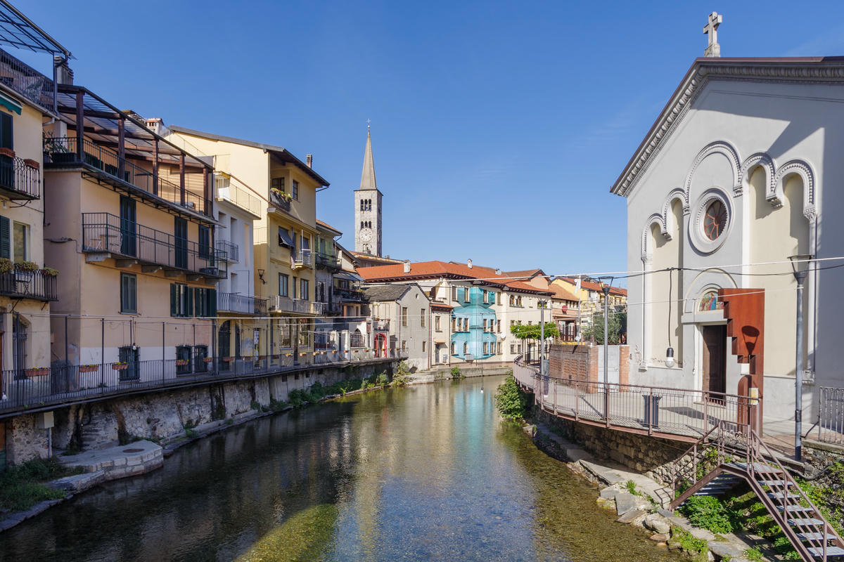 Non tutti conoscono questo borgo sul lago, ma a giugno è una meraviglia da non perdere