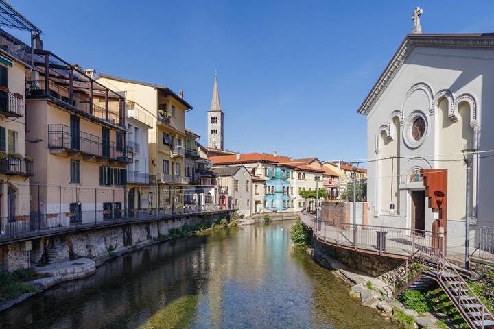 Non tutti conoscono questo borgo sul lago, ma a giugno è una meraviglia da non perdere