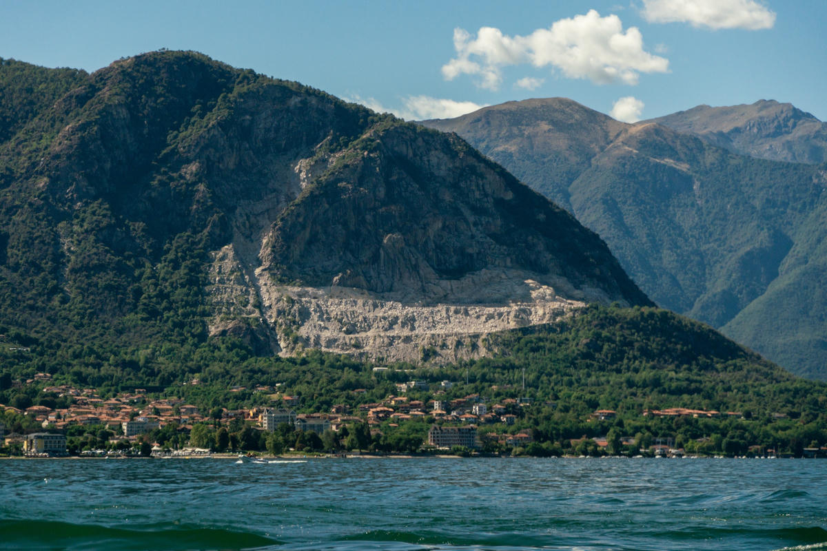 Sulle sponde di un piccolo lago in Piemonte si estrae il marmo che ha dato vita ai monumenti più belli d'Italia
