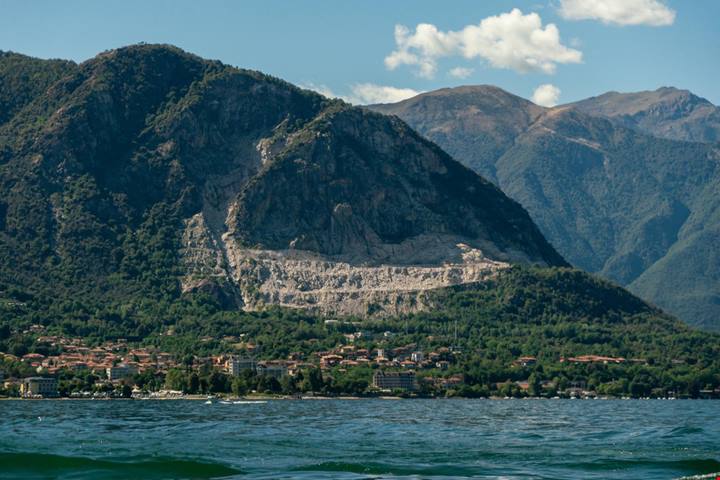 Sulle sponde di un piccolo lago in Piemonte si estrae il marmo che ha dato vita ai monumenti più belli d'Italia