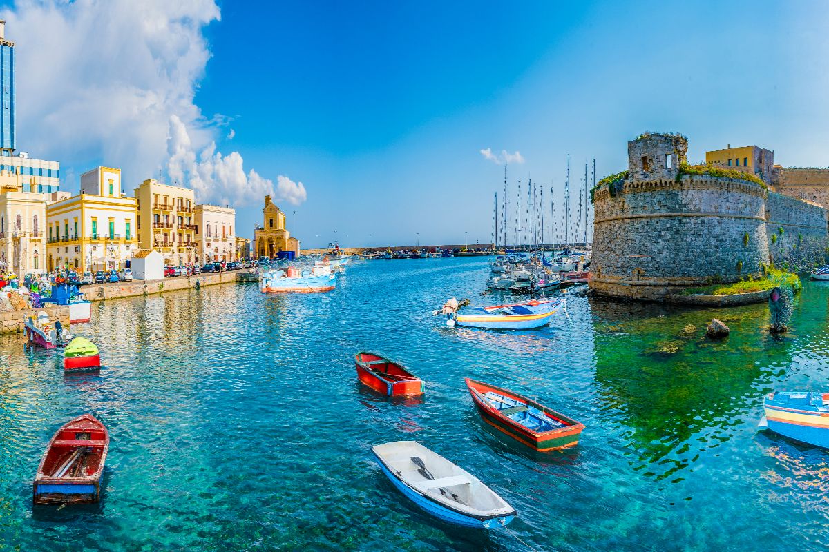 Estate 2026 senza auto: 5 mete italiane di mare da raggiungere (anche) in treno
