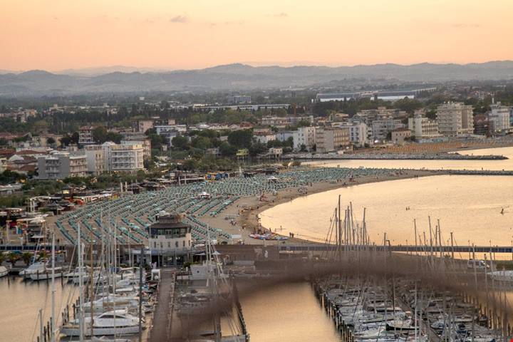 Estate 2026 senza auto: 5 mete italiane di mare da raggiungere (anche) in treno