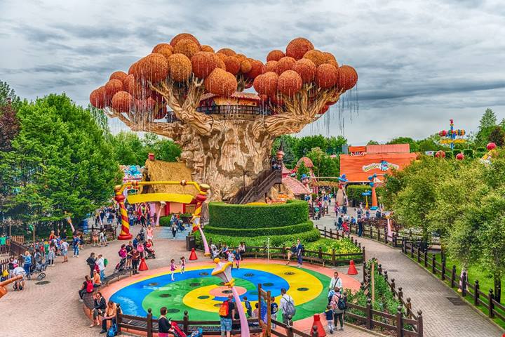 L'incredibile parco divertimenti sul lago da visitare prima che arrivi l'alta stagione: è perfetto per tutta la famiglia