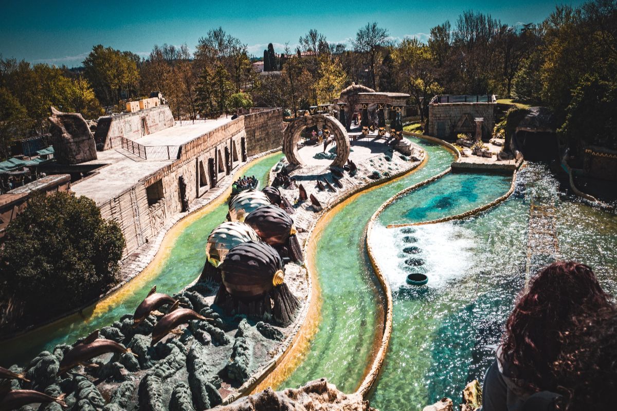 L'incredibile parco divertimenti sul lago da visitare prima che arrivi l'alta stagione: è perfetto per tutta la famiglia