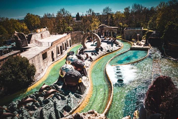 L'incredibile parco divertimenti sul lago da visitare prima che arrivi l'alta stagione: è perfetto per tutta la famiglia