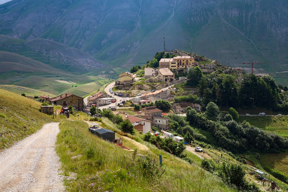 Weekend lento in Italia: 5 cammini brevi tra borghi, natura e trattorie