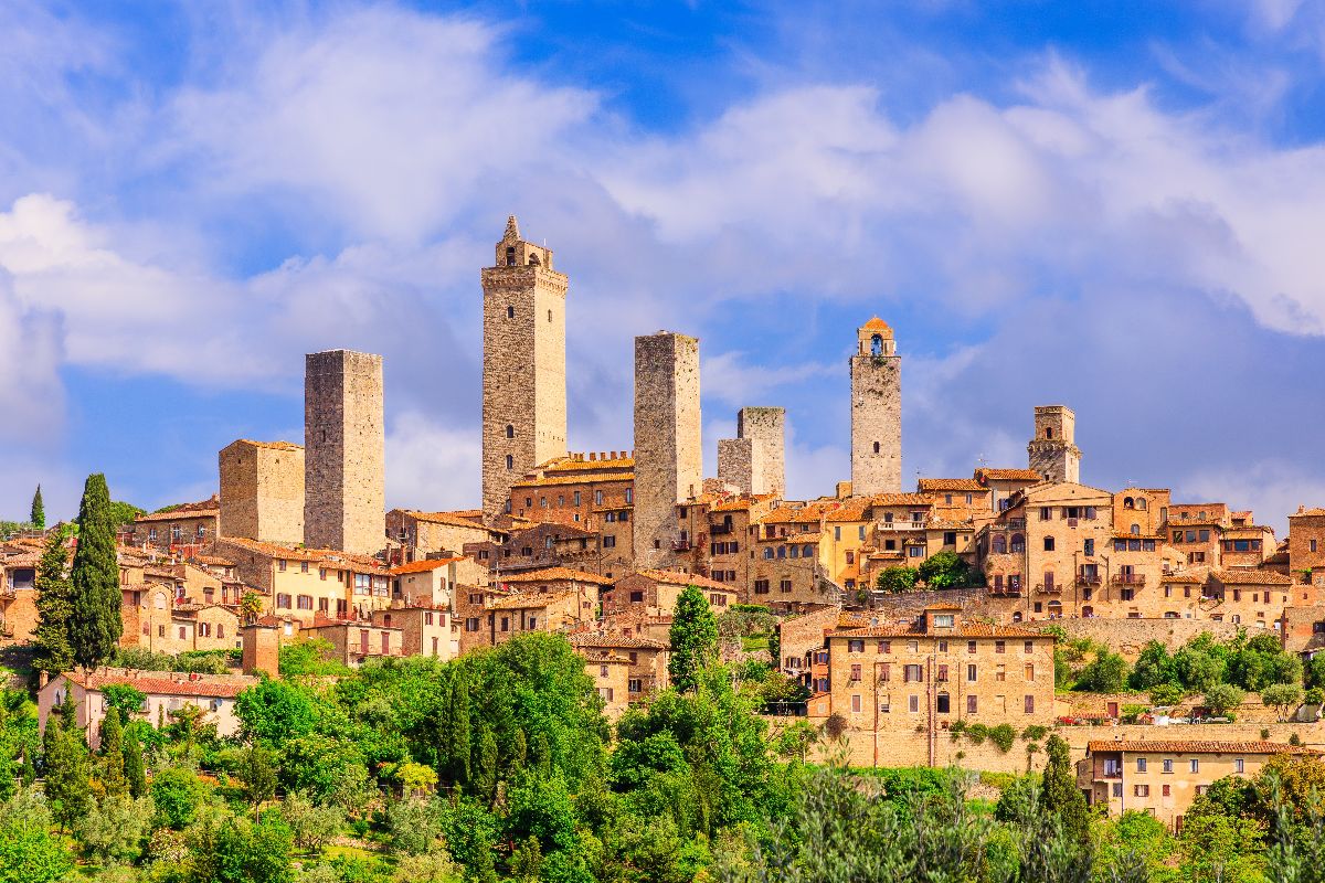 Weekend lento in Italia: 5 cammini brevi tra borghi, natura e trattorie