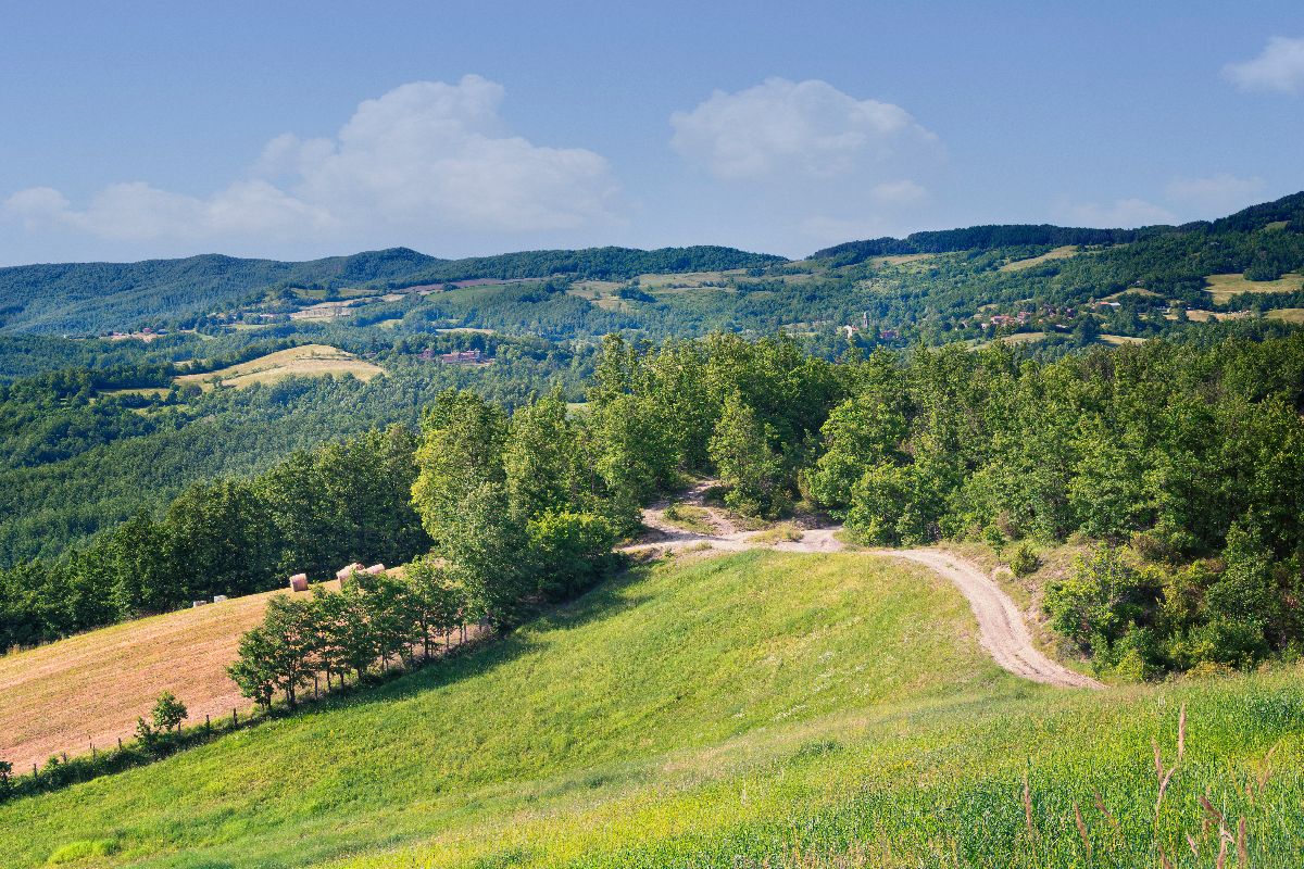 Weekend lento in Italia: 5 cammini brevi tra borghi, natura e trattorie