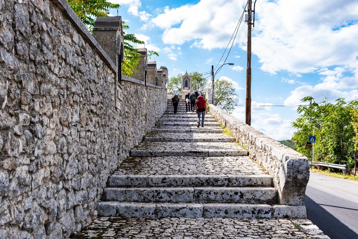 Weekend lento in Italia: 5 cammini brevi tra borghi, natura e trattorie