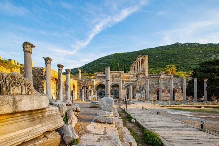 È la più antica biblioteca ancora esistente: da quasi 2000 anni qui la cultura è un vero monumento