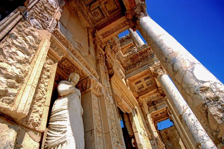 È la più antica biblioteca ancora esistente: da quasi 2000 anni qui la cultura è un vero monumento
