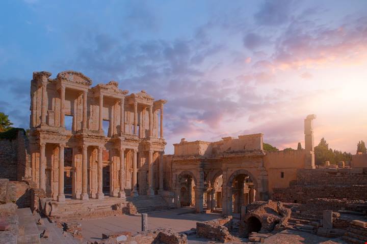 È la più antica biblioteca ancora esistente: da quasi 2000 anni qui la cultura è un vero monumento